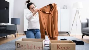 decluttering. una donna fa ordine ed elimina il disordine per organizzare gli spazi, eliminare oggetti, riordinare casa home lover