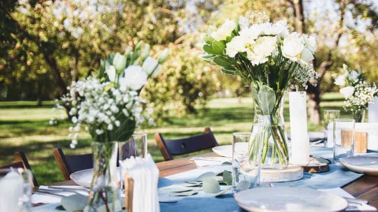 come apparecchiare una bella tavola estiva, cena estiva in giardino, tavola estiva, home lover, home decor, fiori bianchi