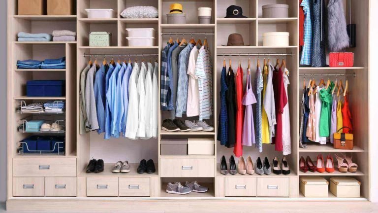 decluttering dell'armadio, organizzare l'armadio, riordinare i vestiti, ordinare l'armadio