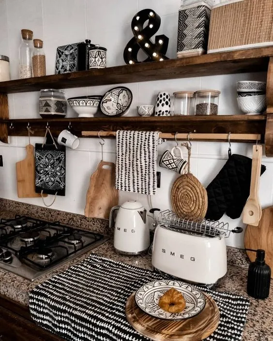 arredare una parete della cucina con le mensole, cucina con mensole laterali, cucina con mensole a giorno, cucina con mensole a vista, cucine con mensole e ripiani, cucine con mensole, mensole in cucina, cucina con mensole ad angolo