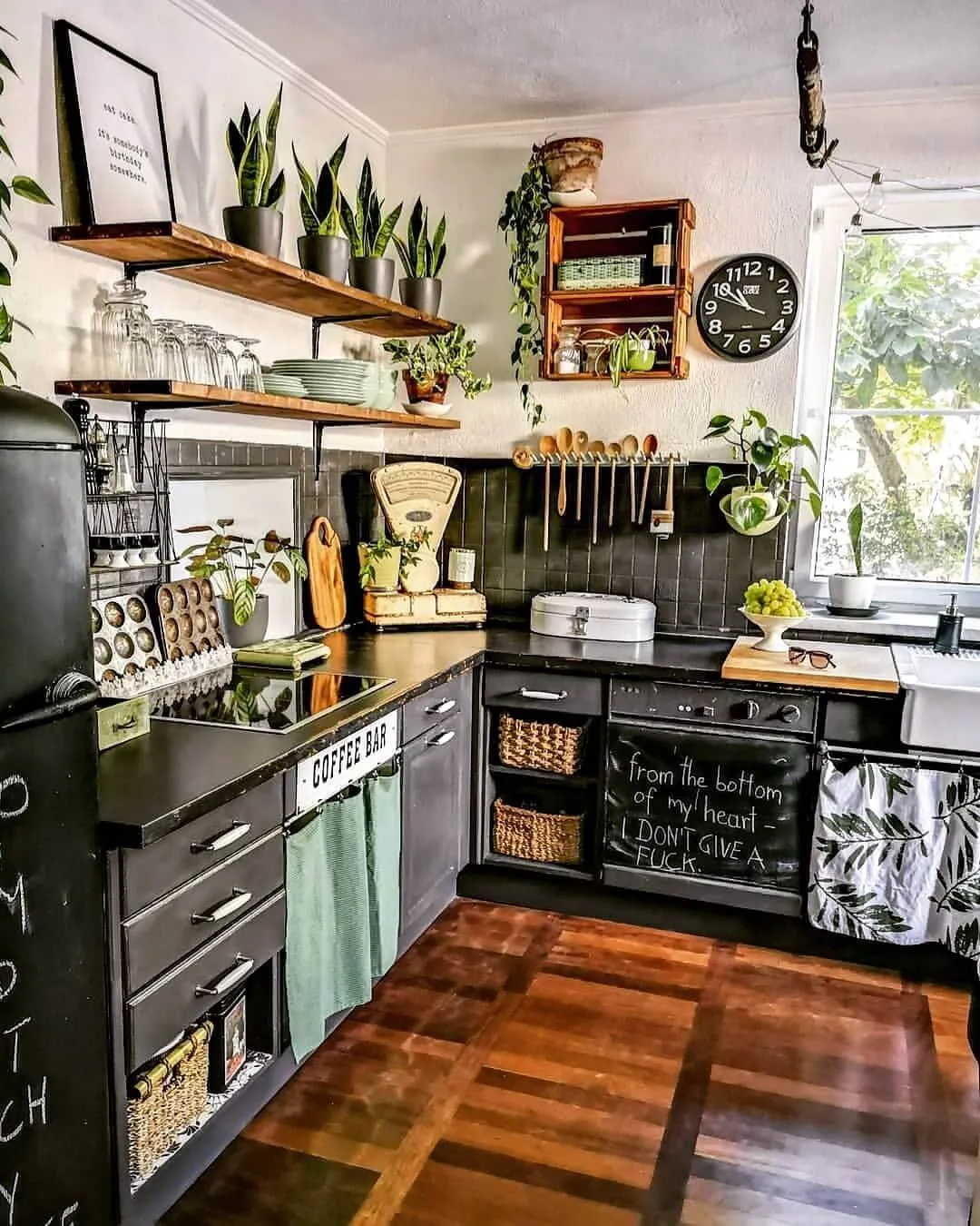 arredare una parete della cucina con le mensole, cucina con mensole laterali, cucina con mensole a giorno, cucina con mensole a vista, cucine con mensole e ripiani, cucine con mensole, mensole in cucina, cucina con mensole ad angolo