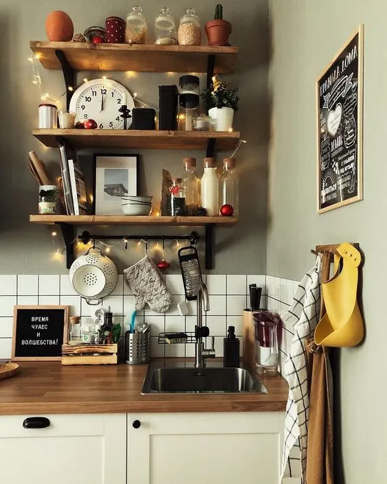 arredare una parete della cucina con le mensole, cucina con mensole laterali, cucina con mensole a giorno, cucina con mensole a vista, cucine con mensole e ripiani, cucine con mensole, mensole in cucina, cucina con mensole ad angolo