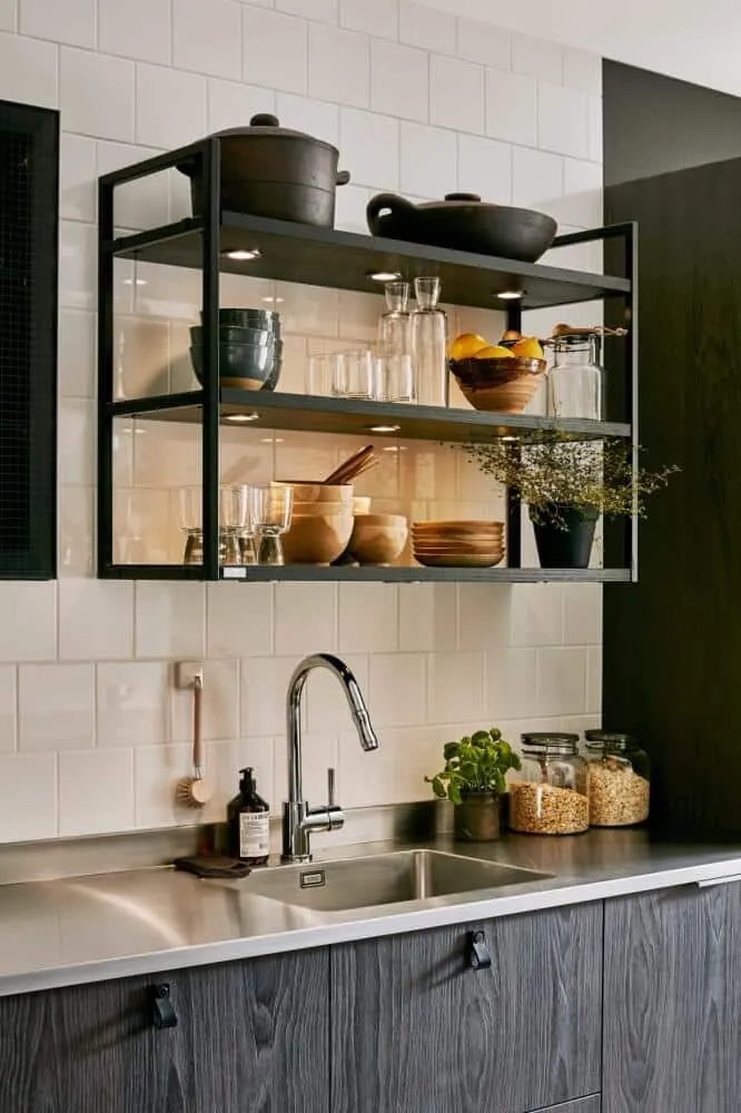arredare una parete della cucina con le mensole, cucina con mensole laterali, cucina con mensole a giorno, cucina con mensole a vista, cucine con mensole e ripiani, cucine con mensole, mensole in cucina, cucina con mensole ad angolo