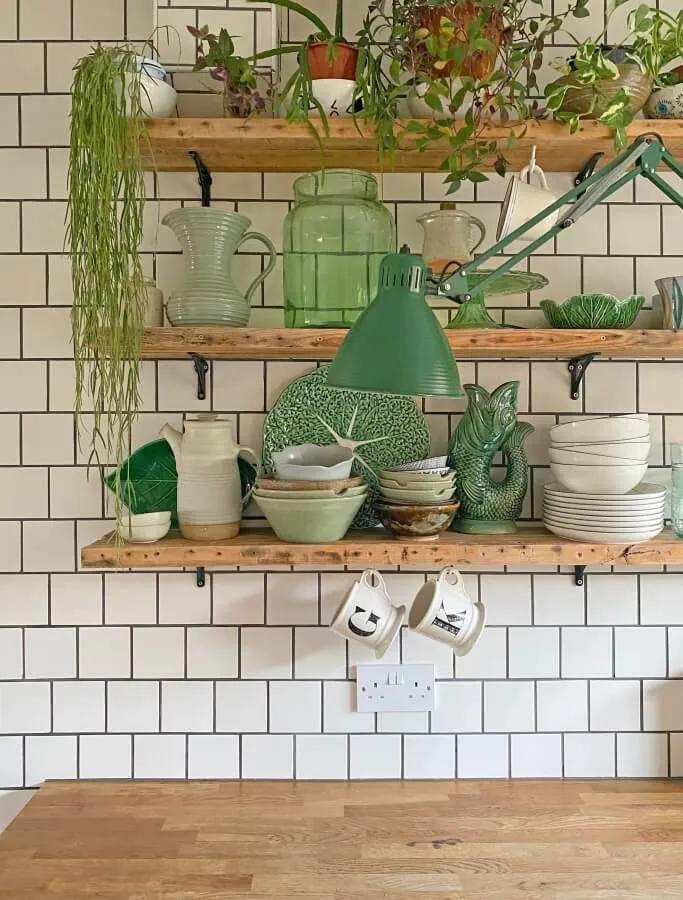 arredare una parete della cucina con le mensole, cucina con mensole laterali, cucina con mensole a giorno, cucina con mensole a vista, cucine con mensole e ripiani, cucine con mensole, mensole in cucina, cucina con mensole ad angolo