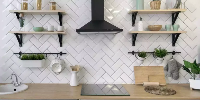 arredare una parete della cucina con le mensole, cucina con mensole laterali, cucina con mensole a giorno, cucina con mensole a vista, cucine con mensole e ripiani, cucine con mensole, mensole in cucina, cucina con mensole ad angolo