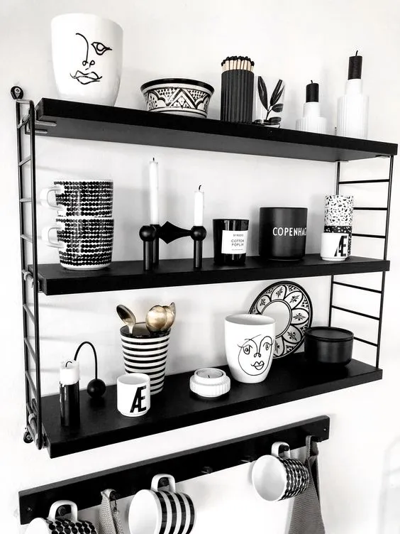 arredare una parete della cucina con le mensole, cucina con mensole laterali, cucina con mensole a giorno, cucina con mensole a vista, cucine con mensole e ripiani, cucine con mensole, mensole in cucina, cucina con mensole ad angolo