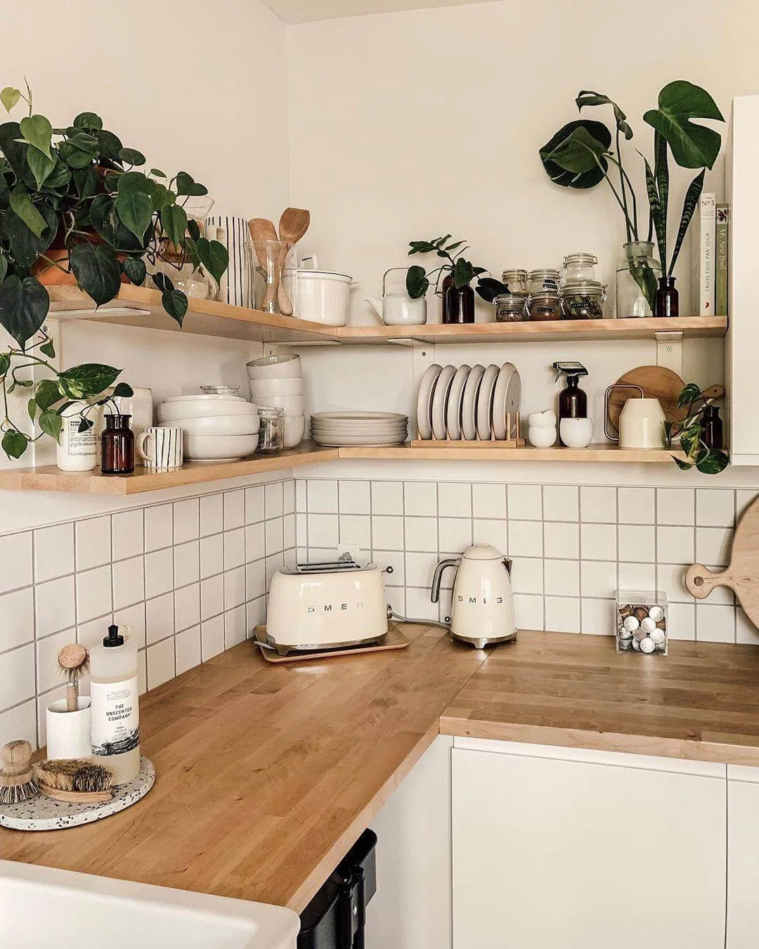 arredare una parete della cucina con le mensole, cucina con mensole laterali, cucina con mensole a giorno, cucina con mensole a vista, cucine con mensole e ripiani, cucine con mensole, mensole in cucina, cucina con mensole ad angolo