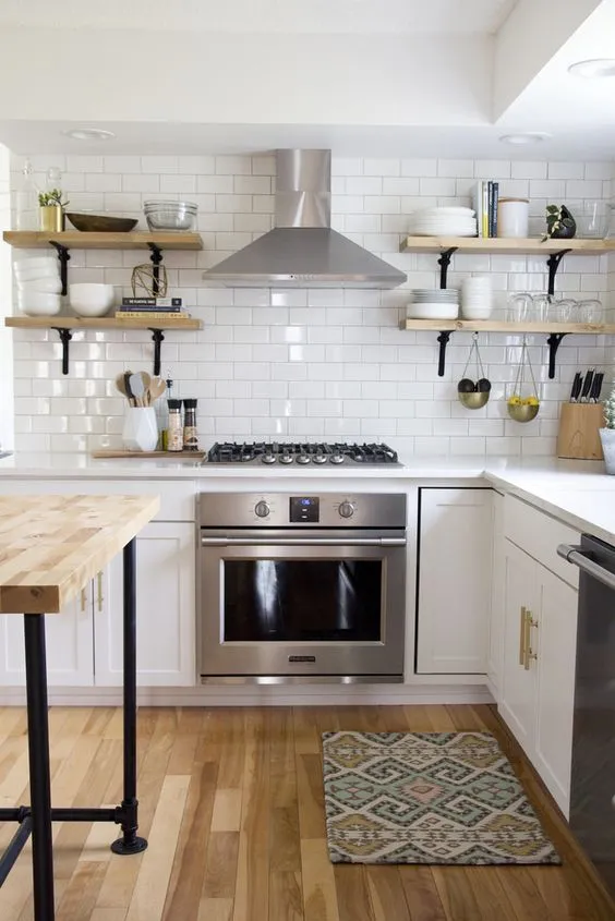 arredare una parete della cucina con le mensole, cucina con mensole laterali, cucina con mensole a giorno, cucina con mensole a vista, cucine con mensole e ripiani, cucine con mensole, mensole in cucina, cucina con mensole ad angolo