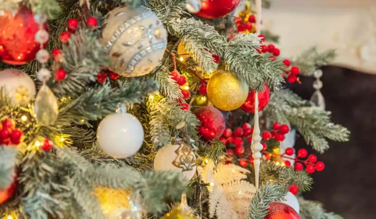 Come addobbare l'albero di Natale, come mettere le luci sull'albero di Natale, albero di Natale