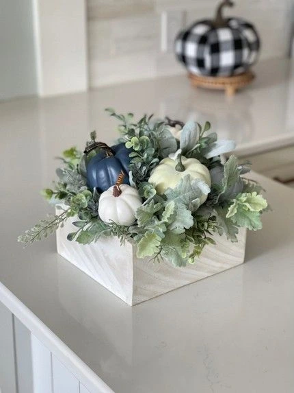 composizione floreale con piccole zucche