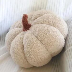 decorare casa con le zucche con cuscini a forma di zucca