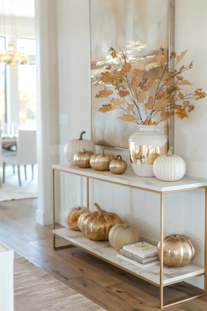 decorare casa con le zucche. ingresso decorato con zucche bianche e dorate