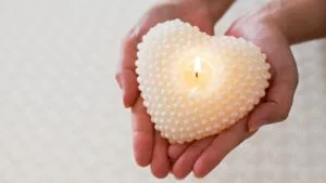 come sistemare le candele in casa, decorare con le candele