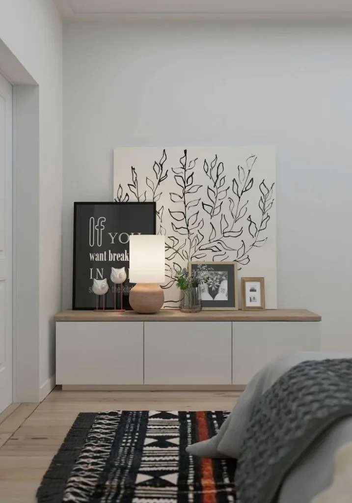 cosa mettere su un mobile basso : elementi decorativi con altezze diverse