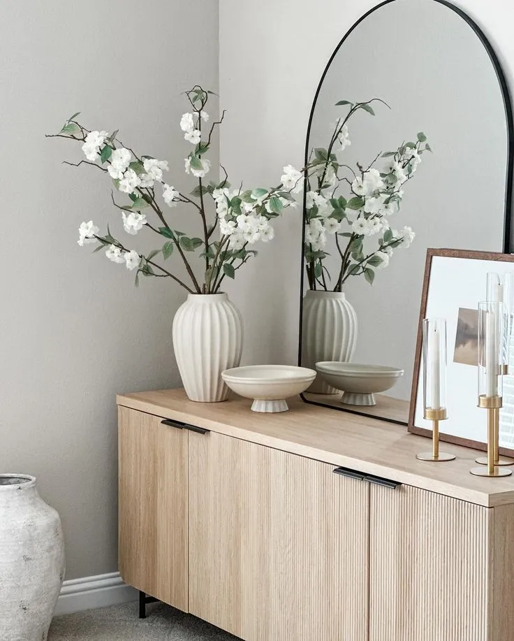 cosa mettere su un mobile basso di legno con decorazioni in stile scandinavo